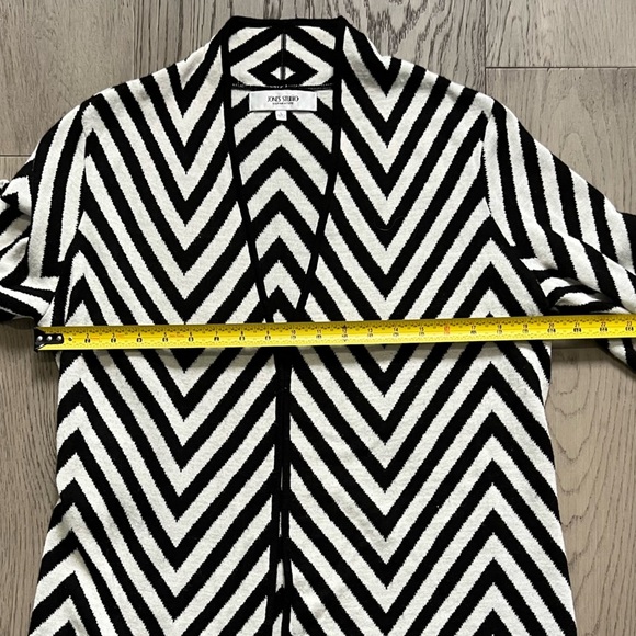 Jones Studio Women’s Black and White Chevron Cardigan Sweater - Picture 8 of 8